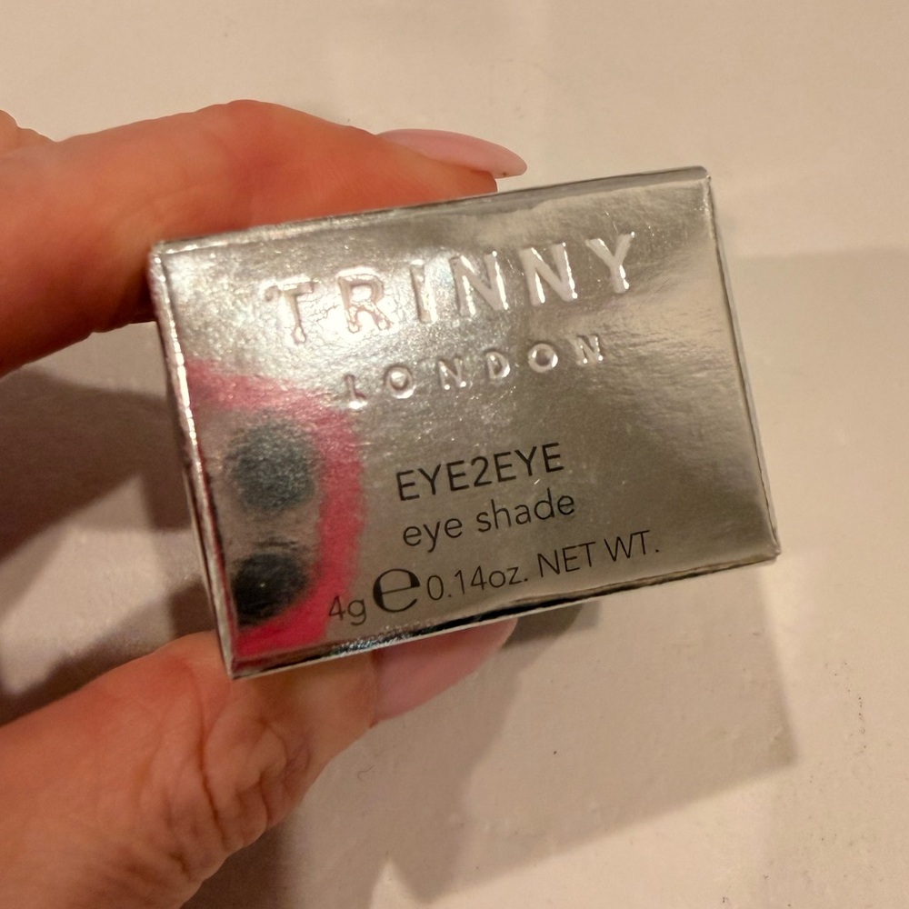 NIB TRINNY LONDON EYE SHADE
Eye2Eye in Queen - Rose-infused copper gold - Picture 4 of 5